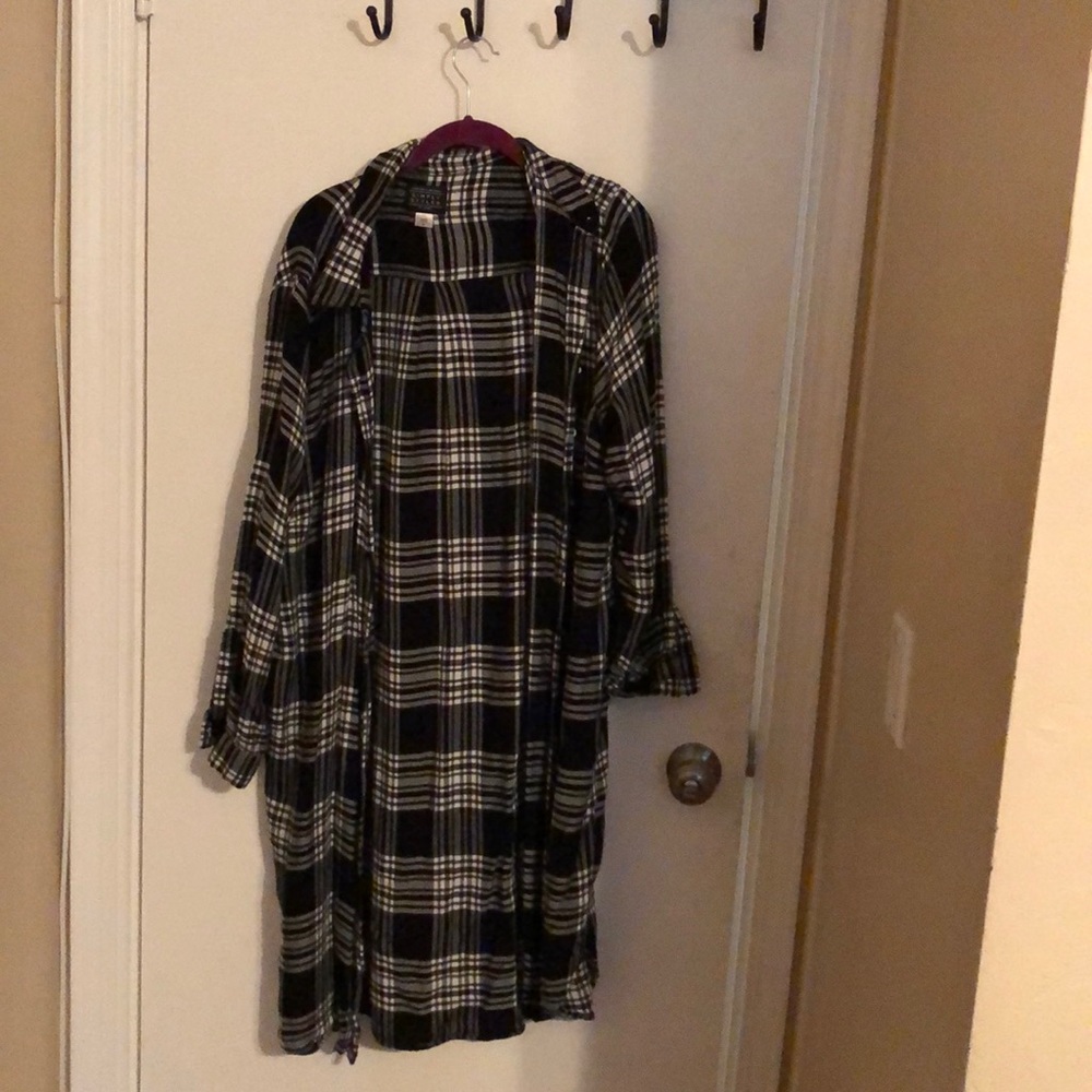 Simply styled long black flannel